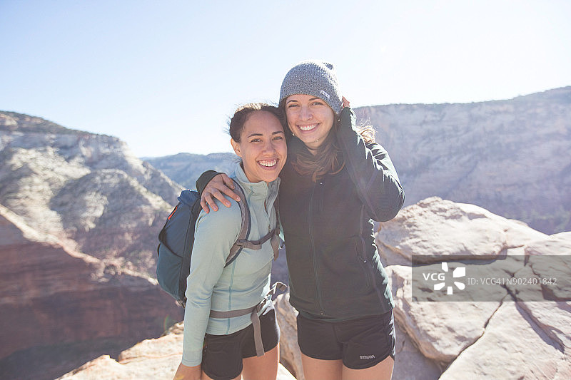 朋友们在犹他州山区徒步旅行图片素材