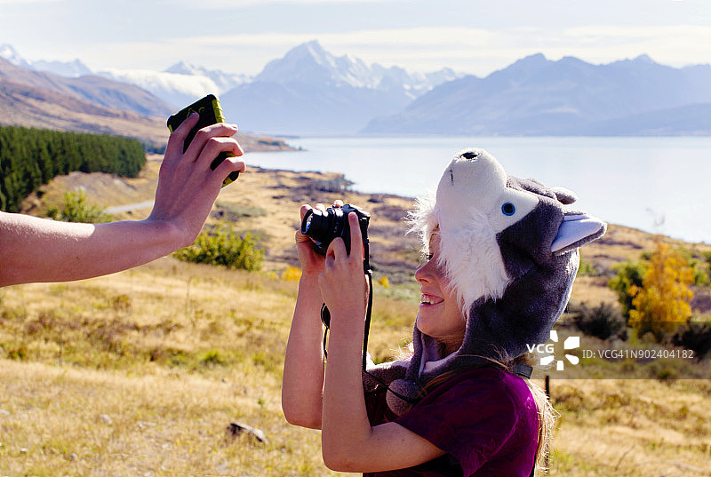 女孩在库克山和普卡基湖观景台拍照图片素材