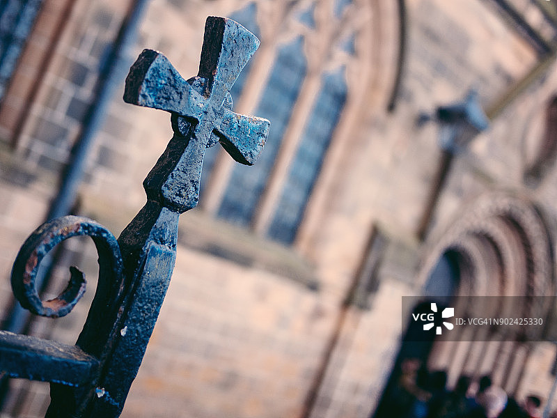 教堂大门的铁十字架图片素材
