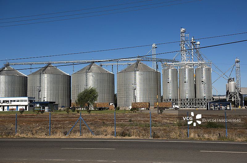 智利马乌莱区圣哈维尔的农业筒仓图片素材