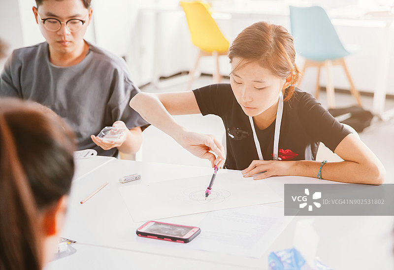 师生在工作坊图片素材