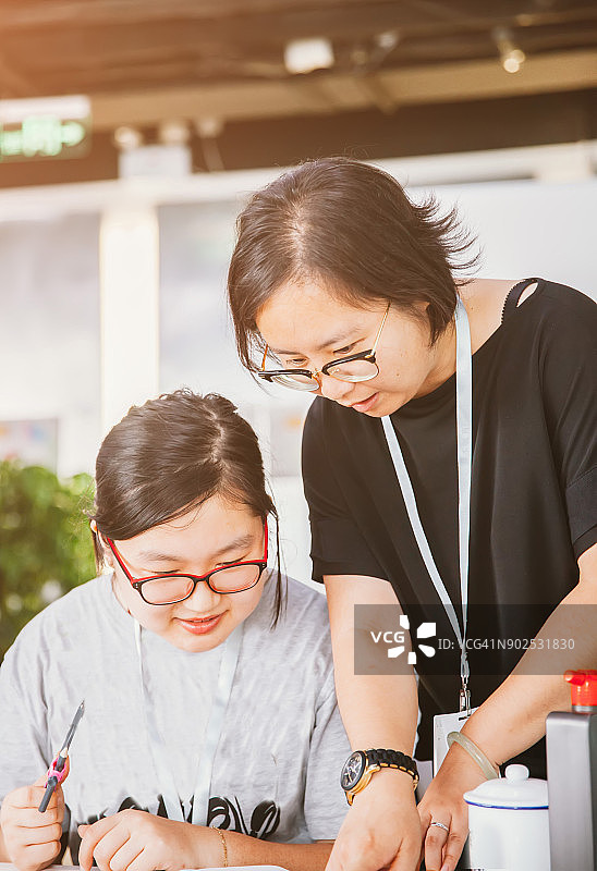 师生在工作坊图片素材