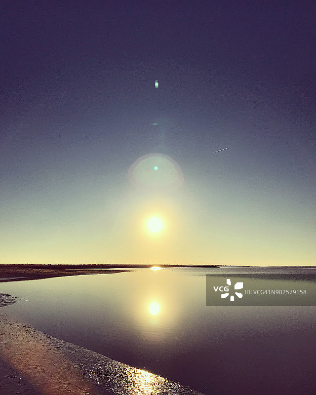 水面上的日落光晕图片素材