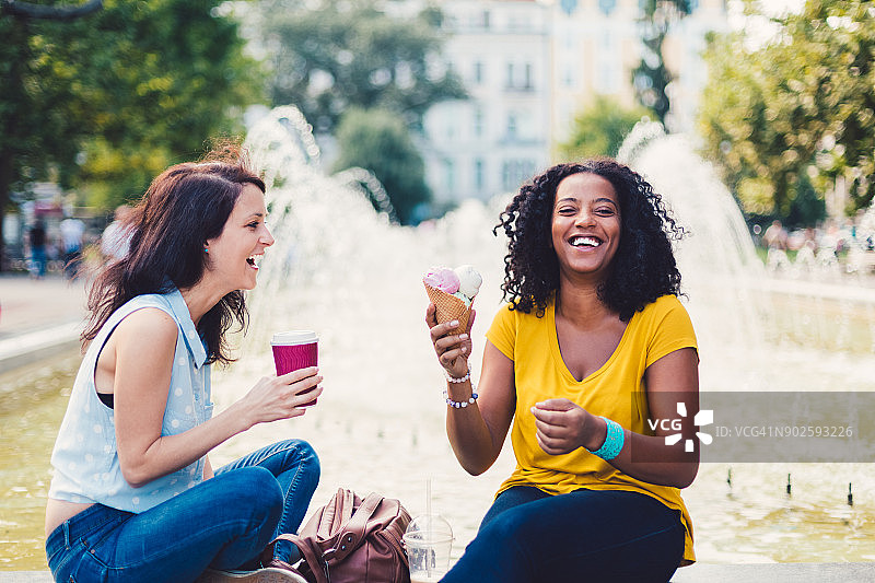 女孩在夏天玩耍图片素材