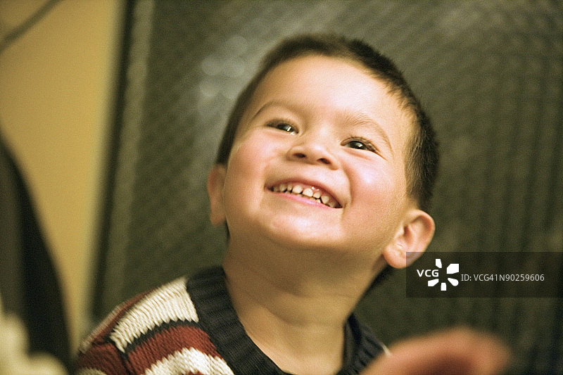 微笑的男孩抬头看图片素材