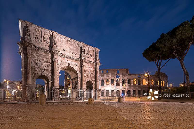 欧洲意大利罗马君士坦丁凯旋门和罗马斗兽场图片素材
