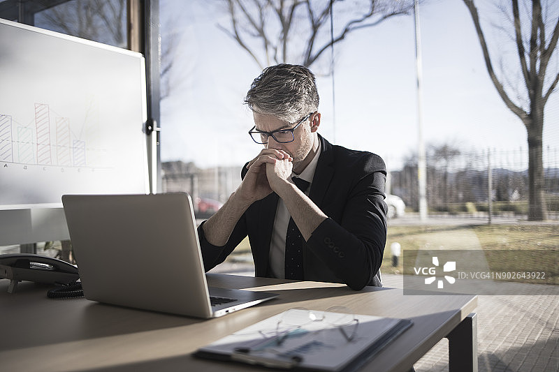 在办公室工作的担心的商人图片素材