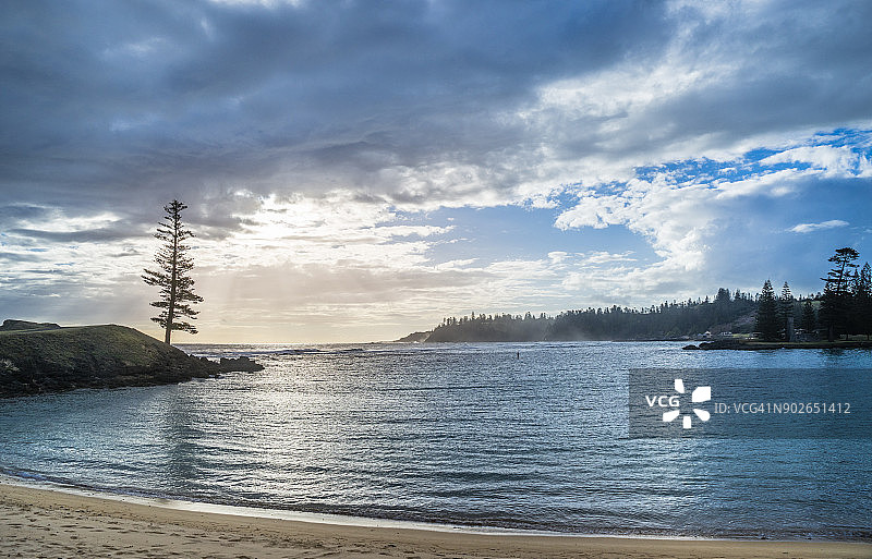 诺福克岛艾米丽湾的日落图片素材