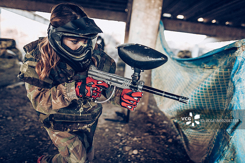 彩弹射击者寻找敌人图片素材