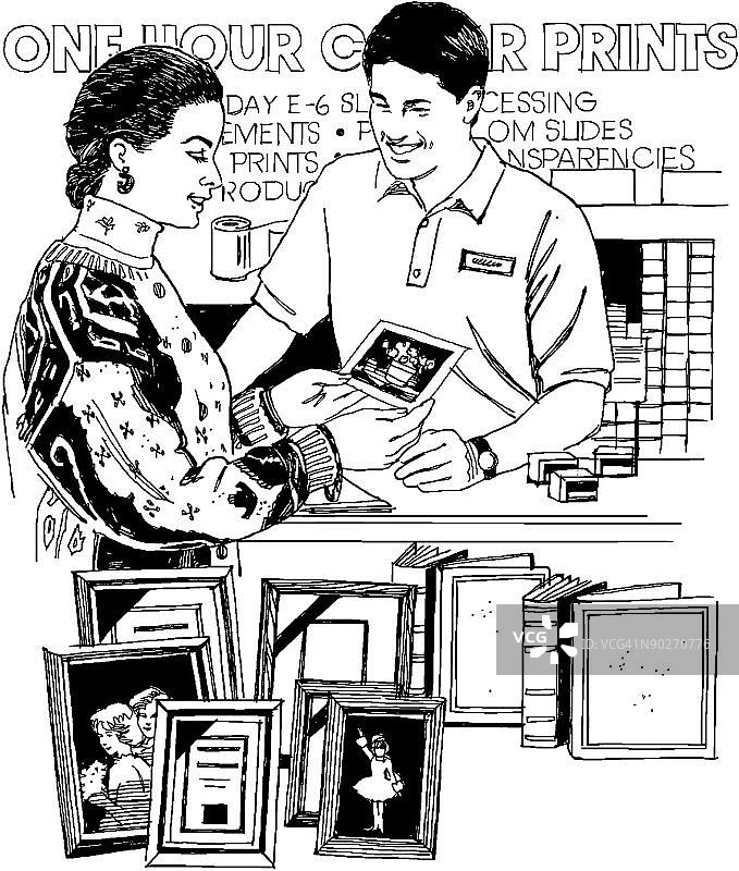 站在照片冲印柜台前的女人图片素材