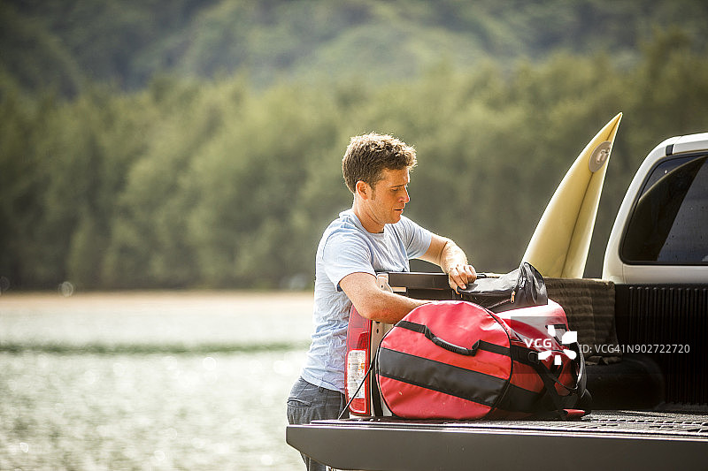 在夏威夷冲浪之旅中的年轻男人图片素材