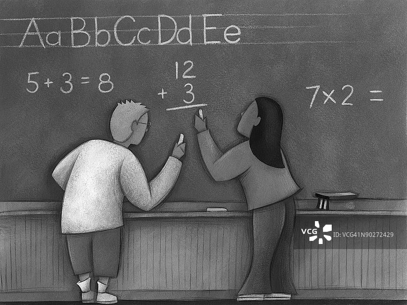 在黑板上写字的女人图片素材