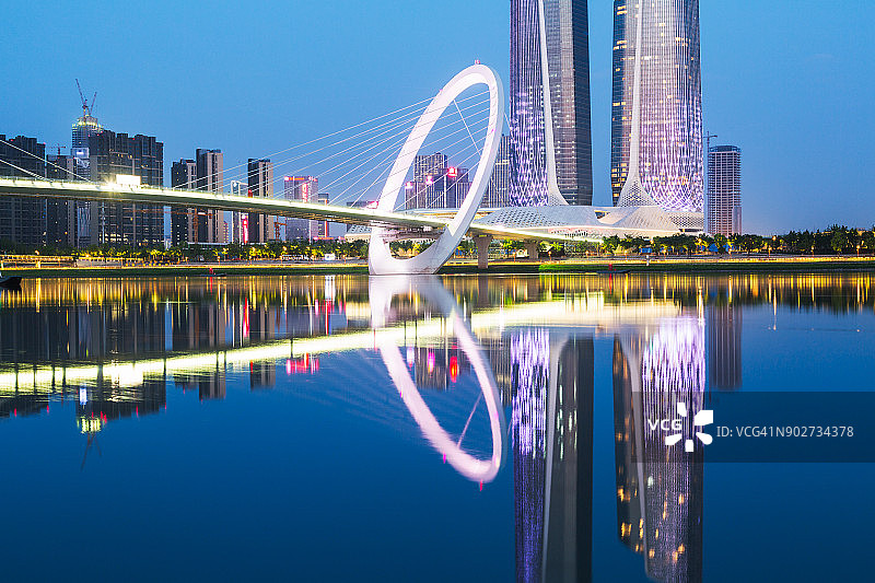 南京眼步行桥与现代摩天大楼图片素材