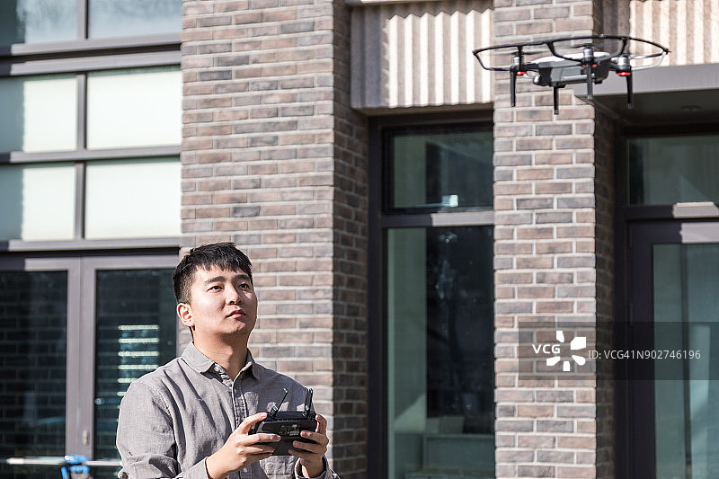 男人们操作无人机图片素材