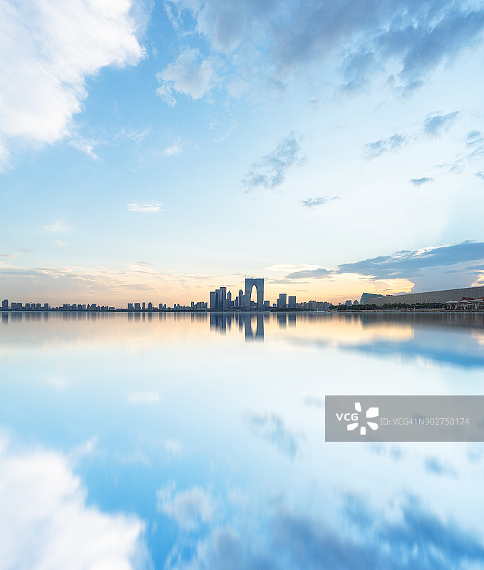 宁静的苏州金鸡湖风光图片素材