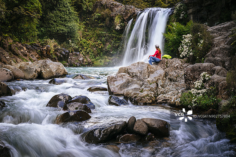 汤加里罗国家公园的陶怀瀑布和一名女子图片素材