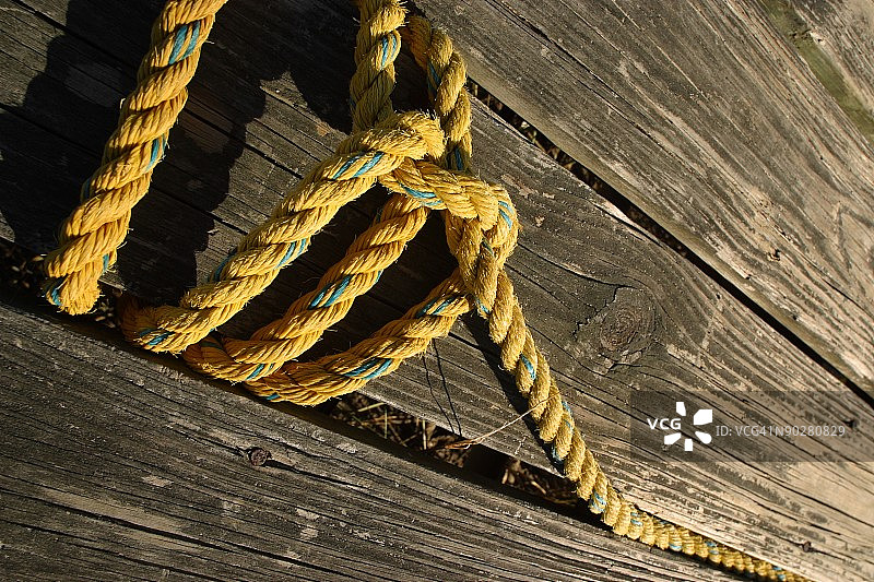 系在木板上的绳索图片素材