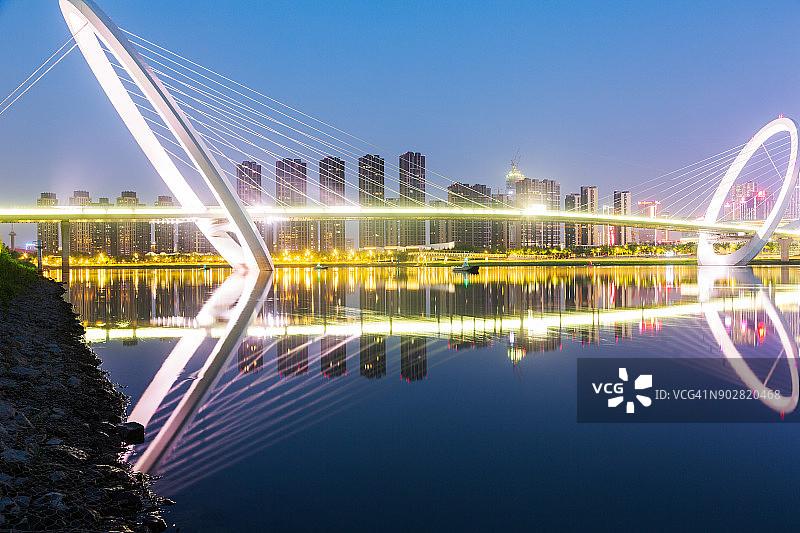 南京眼步行桥与现代摩天大楼图片素材