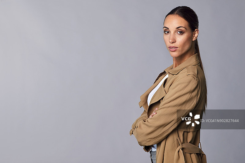 自信女性交叉双臂的侧面图图片素材