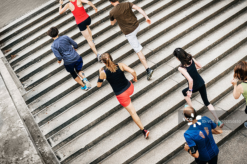 在城市一起训练的业余运动员团体图片素材