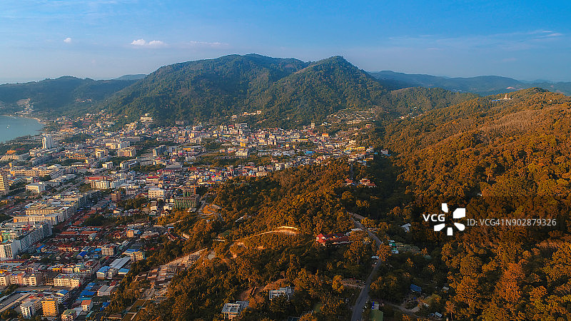 从顶部观看美丽的普吉岛芭东城市，泰国图片素材