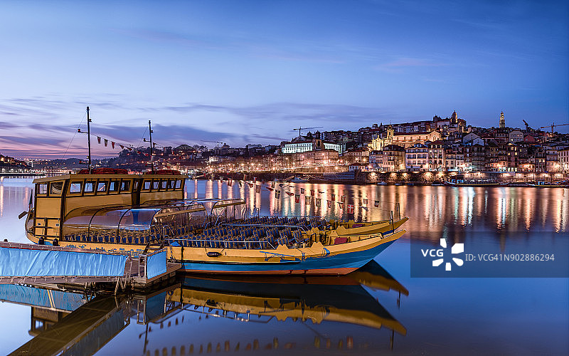 波尔图 Douro 河沿岸日出与停靠的游船及城市背景图片素材
