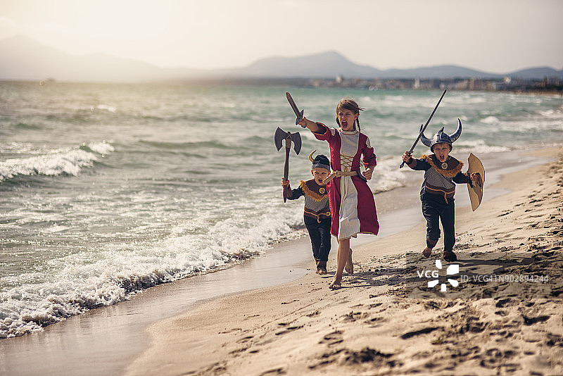 孩子们扮演维京人冲上海滩图片素材