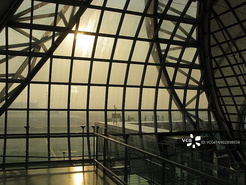 素万那普机场宽敞的大厅在日落时分图片素材