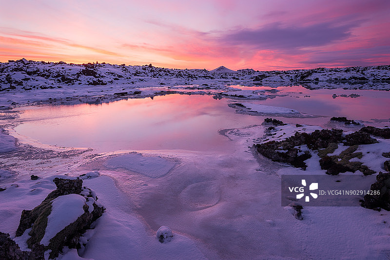 冰岛著名景观：冬季日落时的蓝湖图片素材