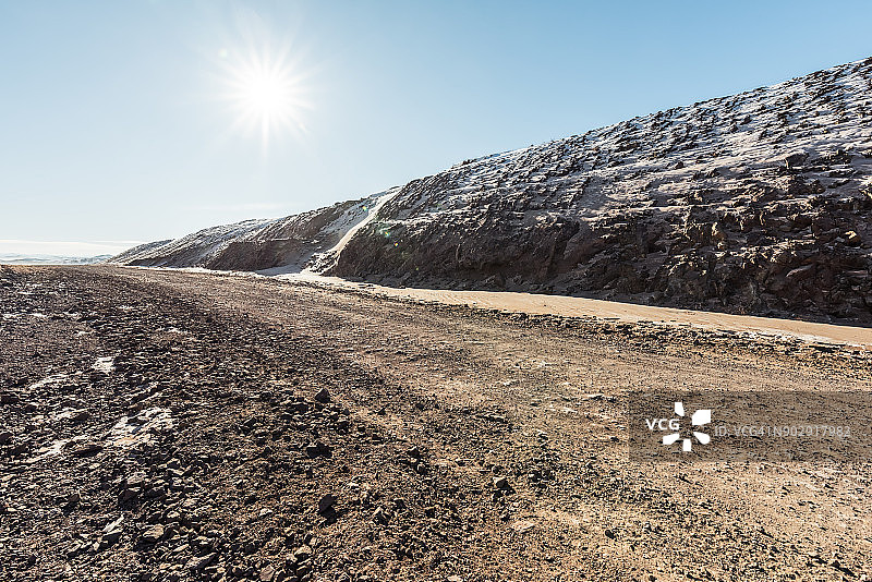 崎岖荒野中的土路图片素材
