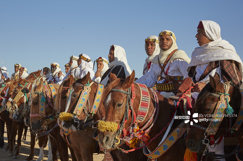 第50届杜兹国际撒哈拉节，身着传统服装的骑手图片素材