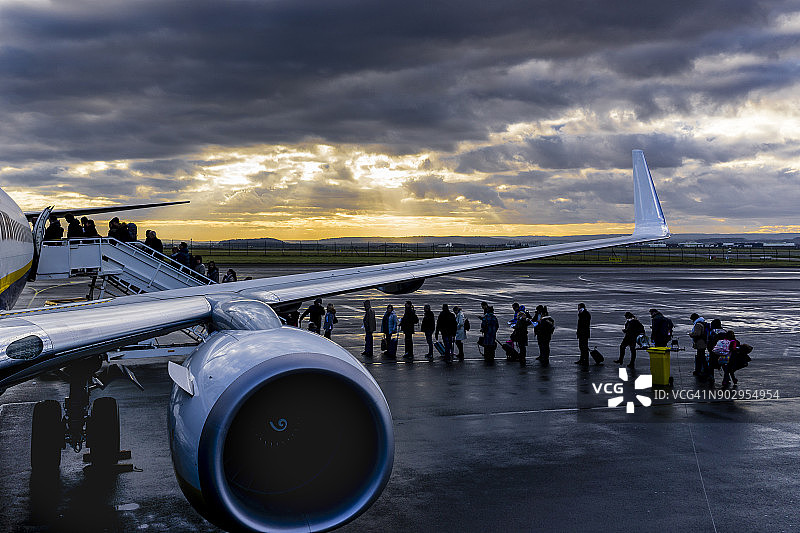 乘客登上飞机图片素材