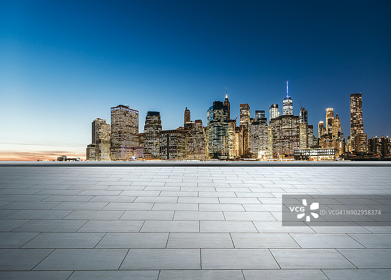 夜幕下的城市广场图片素材