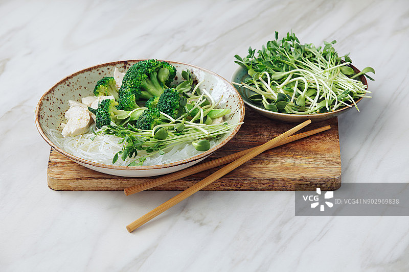 亚洲鸡肉面条汤图片素材