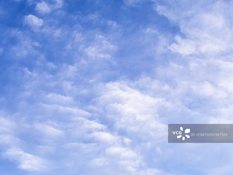 蓝色天空下白色云朵的低角度完整画面，西班牙巴伦西亚自治区图片素材