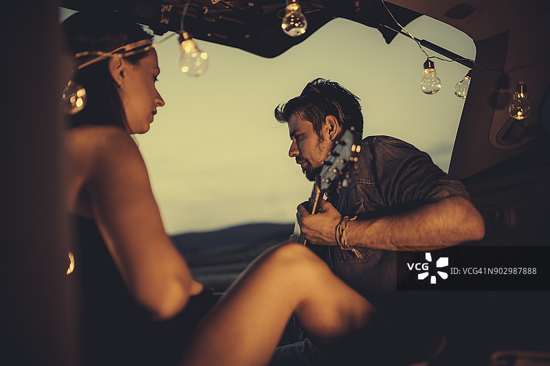 情侣户外演奏图片素材