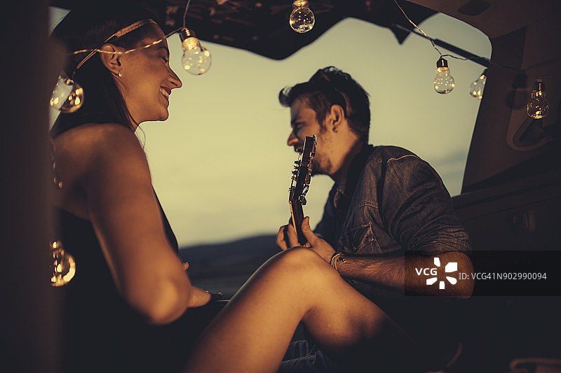 在户外演奏音乐的幸福情侣图片素材