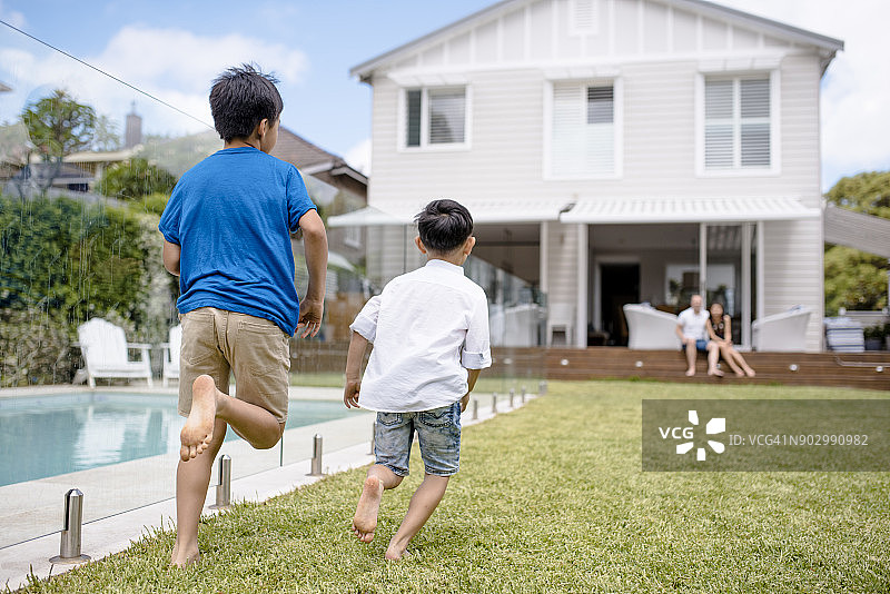 春天兄弟在户外玩耍图片素材