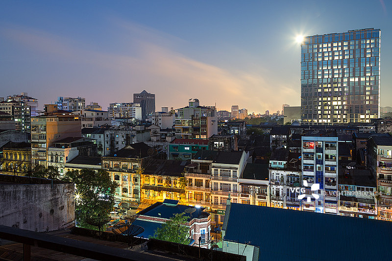 缅甸仰光市中心的新旧建筑夜景图片素材