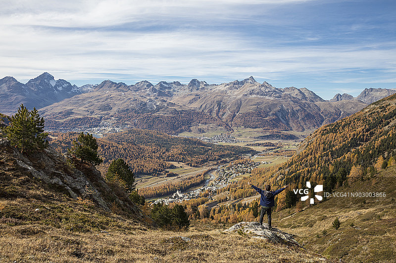 举起双臂的儿童图片素材