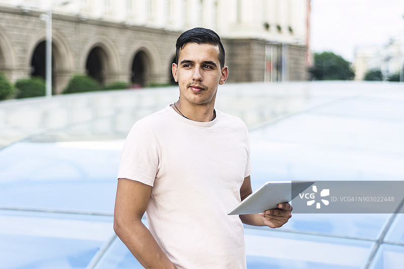 城市中的年轻男人图片素材