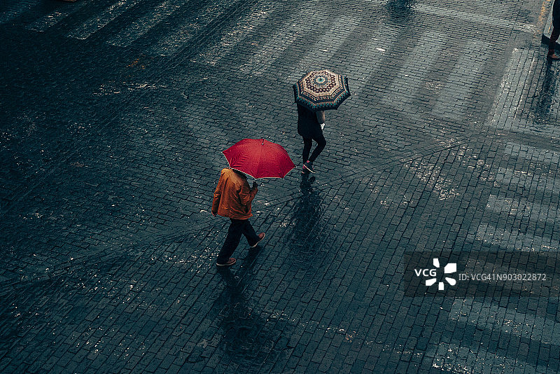 男士雨中撑伞行走图片素材
