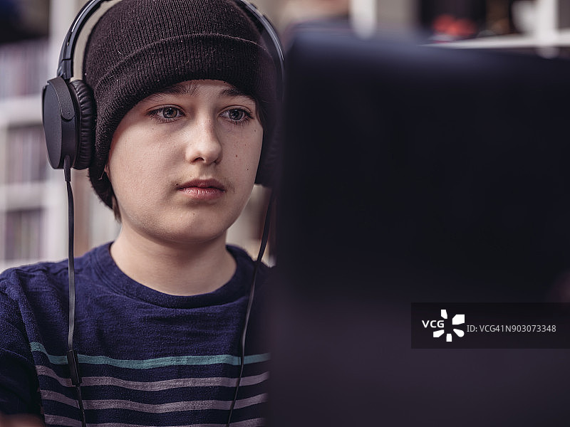 青少年网络攻击者图片素材