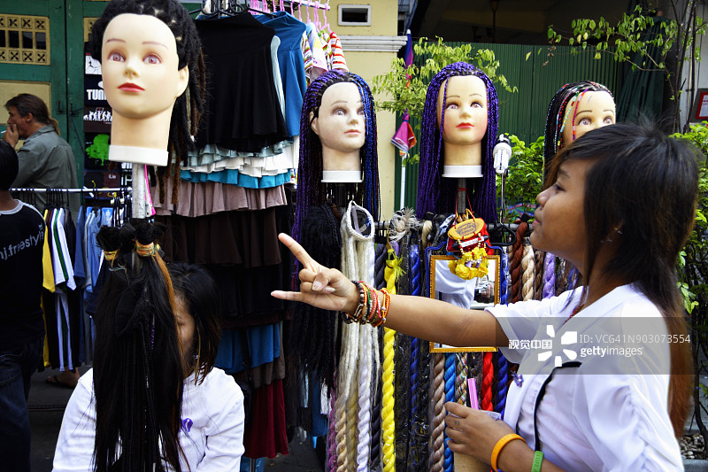 在考山路上做手势的泰国女孩图片素材