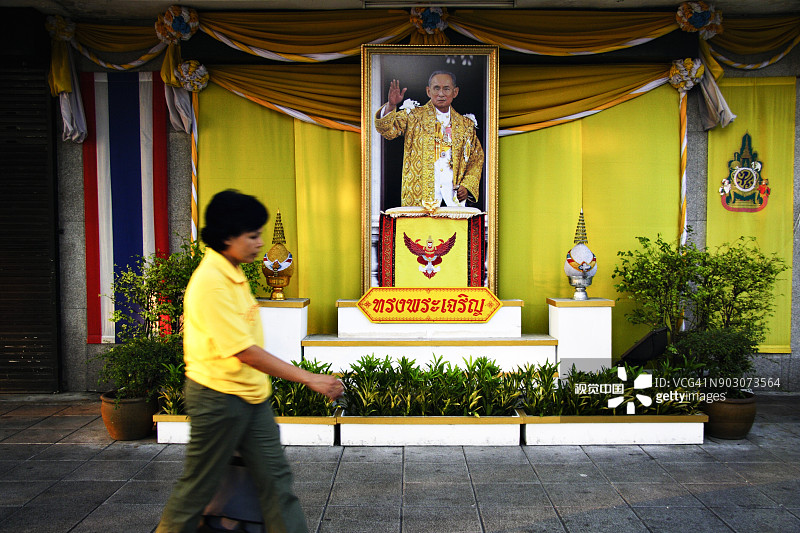 曼谷街头的国王肖像图片素材