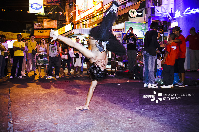 考山路的霹雳舞表演图片素材