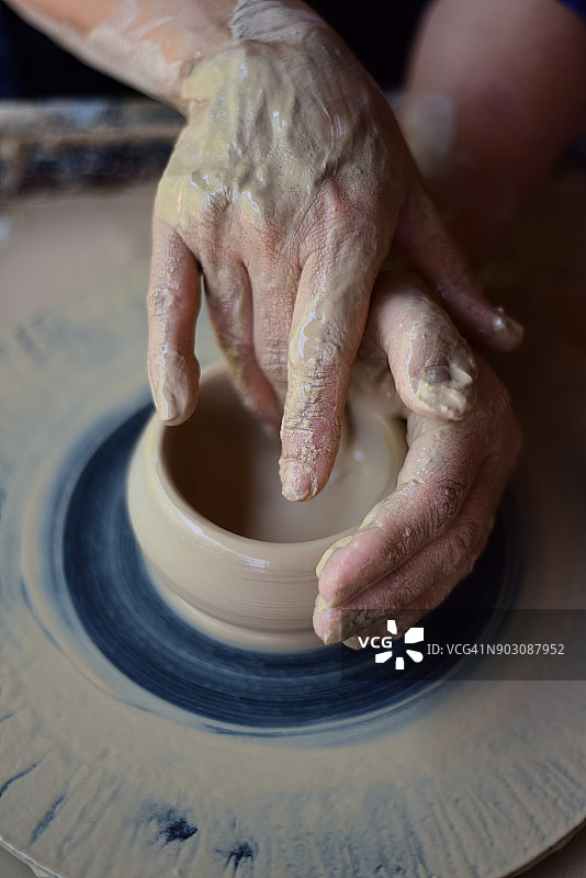在陶轮上塑造陶罐图片素材