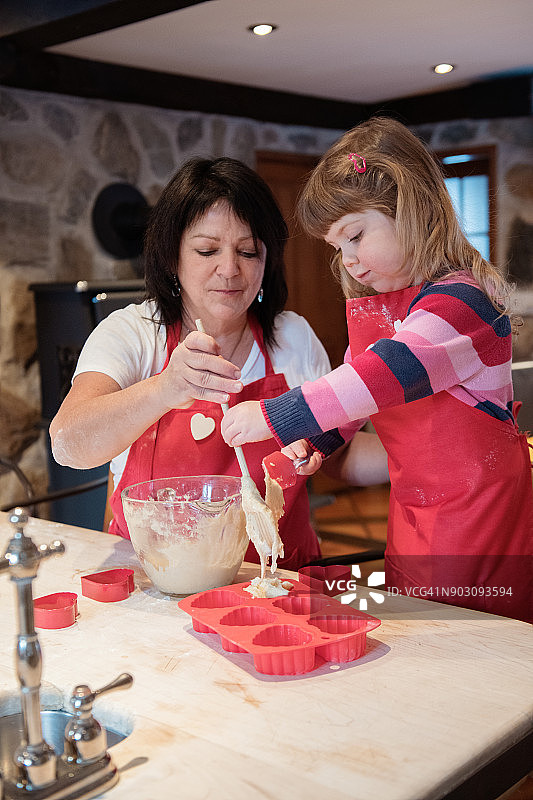 小女孩在情人节和奶奶一起做饼干图片素材