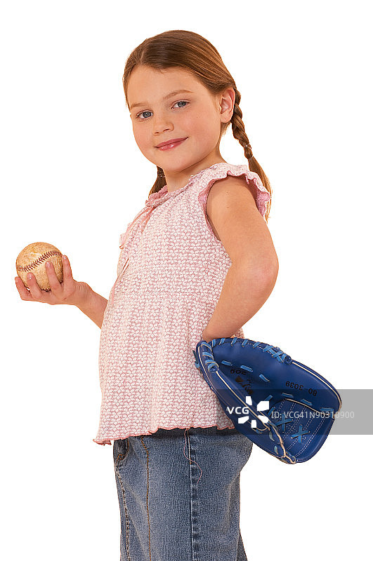 戴着棒球手套和球摆姿势的女孩图片素材