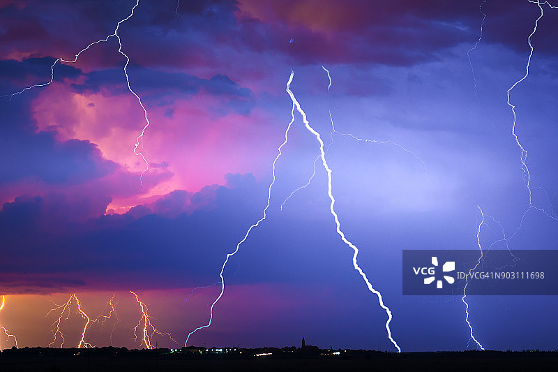 夏季风暴期间的闪电、雷声和雨图片素材